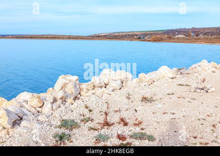 Küste mit weißen Steinen . Seeufer mit Felsen Stockfoto