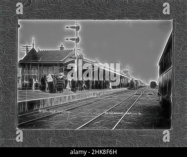 Inspiriert von Kopie einer Fotografie des Bahnhofs Dannemirke, Muir & Moodie Studio, Fotostudio, um 1912, Dunedin, Reimagined by Artotop. Klassische Kunst neu erfunden mit einem modernen Twist. Design von warmen fröhlichen Leuchten der Helligkeit und Lichtstrahl Strahlkraft. Fotografie inspiriert von Surrealismus und Futurismus, umarmt dynamische Energie der modernen Technologie, Bewegung, Geschwindigkeit und Kultur zu revolutionieren Stockfoto