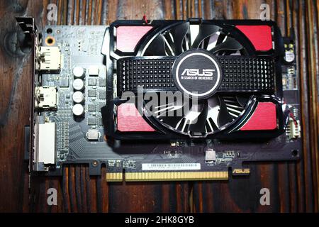 ASUS Radeon RX550 2GB Grafikkarte auf dem Tisch, Vorderseite: Russland - Januar 2021 Stockfoto