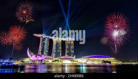 Singapur Nationalfeiertag, wunderschönes Feuerwerk in der Marina Bay Stockfoto