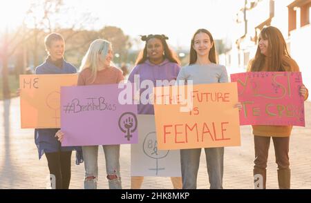 Multikulturelle und Diversity Group Demonstration Women International Day mit Transgender Woman Stockfoto