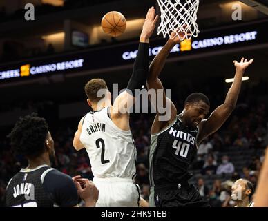 Sacramento, CA, USA. 2nd. Februar 2022. Sacramento Kings Forward Harrison Barnes (40) wird von Brooklyn Nets Forward Blake Griffin (2) während des Spiels im Golden 1 Center am Mittwoch, den 2. Februar 2022 in Sacramento blockiert. (Bild: © Paul Kitagaki Jr./ZUMA Press Wire) Stockfoto