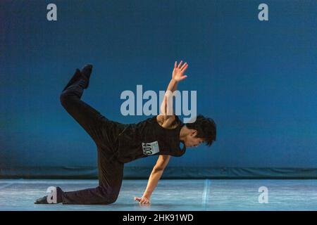 Montreux, Schweiz. 02nd. Februar 2022. Xuehao Zhao aus China von der Affiliated Middle School der Beijing Dance Academy treten während der Finalauswahl des Prix de Lausanne 2022 auf (Foto: Eric Dubost/Pacific Press) Quelle: Pacific Press Media Production Corp./Alamy Live News Stockfoto