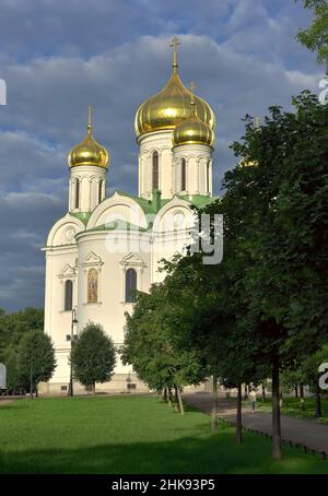 Kathedrale der heiligen Katharina der große Märtyrer. Restaurierte orthodoxe Kirche in der russischen Architekturtradition mit goldenen Kuppeln. Pushkin, St. Petersbur Stockfoto