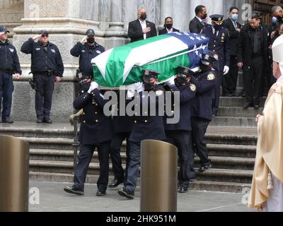 St. Patrick’s Cathedral, Fifth Ave, New York, NY, USA. Februar 2, 2022. Trauernde Familienmitglieder, Mitpolizisten, Kardinal Timothy Dolan und Klerus sowie der ehemalige Bürgermeister Rudolph Giuliani verlassen die St. Patrick’s Cathedral in New York, nachdem der ermordete NYPD-Detektiv Wilbert Mora, der auf tragische Weise im Dienst umgekommen war, bei der Beerdigung getrauert wurde Stockfoto