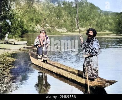 Machine colorierte zwei Ainu-Männer in ausgegrabenem Kanu aus dem Buch „The Living Races of Mankind“ Vol. 1 von Henry Neville Hutchinson, Herausgeber John Walter Gregory und Richard Lydekker, Verlag: London, Hutchinson & CO 1901 Stockfoto