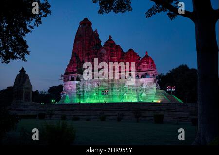 VISHVANATH TEMPEL: Fassade beleuchtet in der Nacht, Western Group, Khajuraho, Madhya Pradesh, Indien, UNESCO-Weltkulturerbe Stockfoto