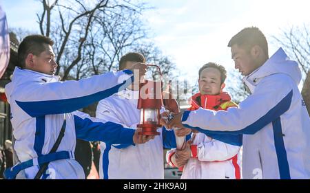 Peking, China. 3rd. Februar 2022. Der Fackelträger Jiang Weidong (2nd R) übergibt die Flamme während des Olympischen Fackellaufs 2022 in Peking an der Großen Mauer von Badaling im Bezirk Yanqing in Peking, der Hauptstadt Chinas, am 3. Februar 2022 an Mitarbeiter. Quelle: Jin Liangkuai/Xinhua/Alamy Live News Stockfoto