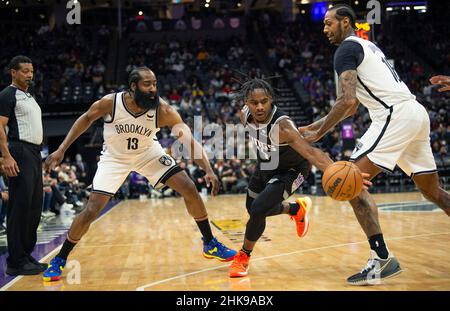 Sacramento, CA, USA. 2nd. Februar 2022. Der Wächter der Sacramento Kings, Davion Mitchell (15), stiehlt den Ball von Brooklyn der Wächter der Netze, James Harden (13), im vierten Quartal während eines Spiels im Golden 1 Center am Mittwoch, den 2. Februar 2022 in Sacramento. (Bild: © Paul Kitagaki Jr./ZUMA Press Wire) Stockfoto