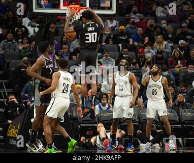 Sacramento, CA, USA. 2nd. Februar 2022. Sacramento Kings Center Damian Jones (30) legt den Ball über den Brooklyn-Netzwächter James Harden (13) und den Brooklyn-Netzwächter DeAndre' Embry (95) im vierten Quartal während eines Spiels im Golden 1 Center am Mittwoch, den 2. Februar 2022 in Sacramento. (Bild: © Paul Kitagaki Jr./ZUMA Press Wire) Stockfoto