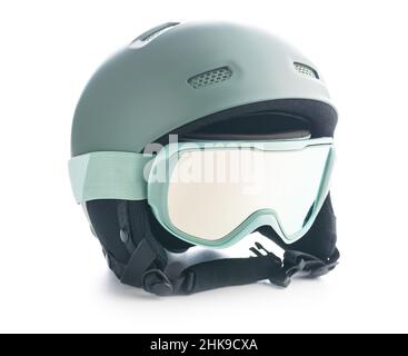 Ski- oder Snowboardhelm mit Brille isoliert auf weißem Hintergrund. Stockfoto