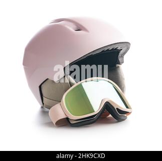 Ski- oder Snowboardhelm mit Brille isoliert auf weißem Hintergrund. Stockfoto