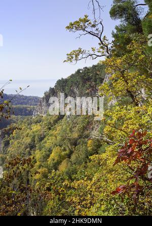 Adlerfelsen in der Nähe des Schwarzen Meeres im Nationalpark Sotschi. Krasnodar-Territorium, Russland, 2021 Stockfoto