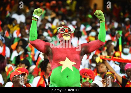 Yaounde, Kamerun. 3rd. Februar 2022. Ein Fan von Burkina Faso wird vor dem Halbfinale zwischen Senegal und Burkina Faso beim Afrika-Cup der Nationen in Yaounde, Kamerun, am 3. Februar 2022 gesehen. Quelle: Kepseus/Xinhua/Alamy Live News Stockfoto