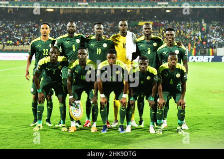 Yaounde, Kamerun. 3rd. Februar 2022. Spieler aus Senegal posieren für ein Foto vor dem Halbfinale zwischen Senegal und Burkina Faso beim Afrika-Cup der Nationen in Yaounde, Kamerun, 3. Februar 2022. Quelle: Kepseus/Xinhua/Alamy Live News Stockfoto