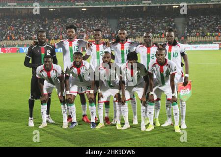 Yaounde, Kamerun. 3rd. Februar 2022. Spieler von Burkina Faso posieren für ein Foto vor dem Halbfinale zwischen Senegal und Burkina Faso beim Afrika-Cup der Nationen in Yaounde, Kamerun, 3. Februar 2022. Quelle: Kepseus/Xinhua/Alamy Live News Stockfoto