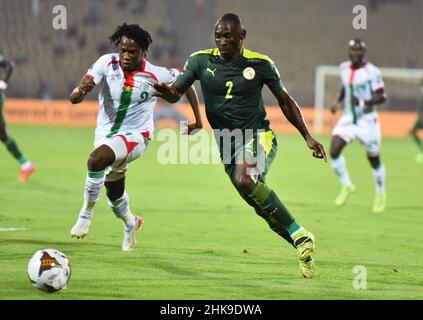 Yaounde, Kamerun. 3rd. Februar 2022. Saliou Ciss (R) aus Senegal konkurriert mit Issa Kabore aus Burkina Faso während des Halbfinalmatches zwischen Senegal und Burkina Faso beim Afrika-Cup der Nationen in Yaounde, Kamerun, am 3. Februar 2022. Quelle: Kepseus/Xinhua/Alamy Live News Stockfoto