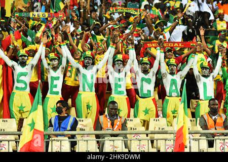 Yaounde, Kamerun. 3rd. Februar 2022. Fans des Senegal werden vor dem Halbfinale zwischen Senegal und Burkina Faso beim Afrika-Cup der Nationen in Yaounde, Kamerun, am 3. Februar 2022 gesehen. Quelle: Kepseus/Xinhua/Alamy Live News Stockfoto