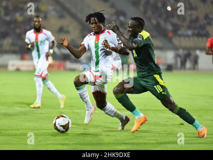 Yaounde, Kamerun. 3rd. Februar 2022. Sadio Mane (R) aus Senegal konkurriert mit Issa Kabore (C) aus Burkina Faso während des Halbfinalmatches zwischen Senegal und Burkina Faso beim Africa Cup of Nations in Yaounde, Kamerun, am 3. Februar 2022. Quelle: Kepseus/Xinhua/Alamy Live News Stockfoto