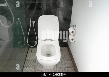 Toilettenschüssel im Hotelbadezimmer, moderne Einrichtung. Stockfoto