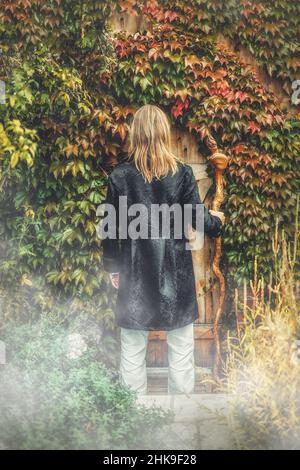 Alchemist in einem schönen dekorativen Kleid in der Natur. Stockfoto