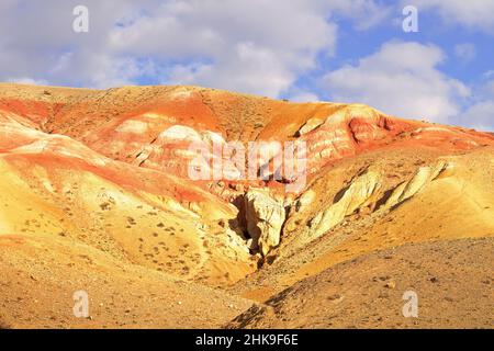 Mars im Altai-Gebirge. Der Hang der Flussterrasse mit der Exposition von bunten Tonen und Siltsteinen unter dem blauen Himmel ist ein geologischer Attr Stockfoto