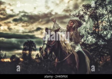 Schamane in der Landschaft mit ihrem Pferd. Stockfoto