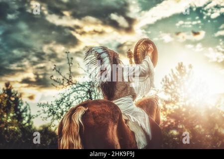 Schamane in der Landschaft mit ihrem Pferd. Stockfoto