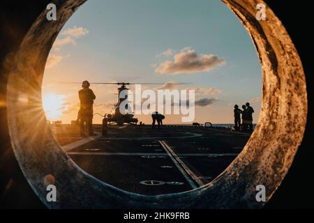 Karibisches Meer. 7th Januar 2022. Segler, die dem Shadow Det of Helicopter Sea Combat Squadron (HSC) 28, Ablösung 7, zugeordnet sind, entfernen vor dem Start vom Flugdeck des Freedom-Variant Littoral Combat Ship USS Billings (LCS 15), 7. Januar 2022, Keile und Ketten von einem unbemannten Luftfahrzeug (UAV) des MQ-8B Fire Scout. Billings wird in den Einsatzbereich der US-Flotte für 4th eingesetzt, um die Mission der Joint InterAgency Task Force South zu unterstützen, die auch Missionen zur Bekämpfung des illegalen Drogenhandels in der Karibik und im östlichen Pazifik umfasst. (Bild: © U.S. Navy/ZUMA Press Wire Service/Zhumapress.c Stockfoto