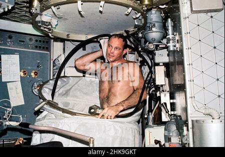 (Juli-September 1973) --- Eine Nahaufnahme des Astronauten Jack R. Lousma, Pilot von Skylab 3, der in den Besatzungsvierteln des Orbital Workshop (OWS) des Skylab-Raumstation-Clusters in der Erdumlaufbahn ein heißes Bad nahm. Dieses Bild wurde mit einer handgehaltenen Nikon-Kamera 35mm aufgenommen. Die Astronauten Lousma, Alan L. Bean und Owen K. Garriott blieben 59 Tage lang bei der Raumstation Skylab im Orbit und führten zahlreiche medizinische, wissenschaftliche und technische Experimente durch. Bei der Einrichtung der Dusche wird der Duschvorhang vom Boden hochgezogen und an der Decke befestigt. Das Wasser kommt durch einen Druckknopf sh Stockfoto