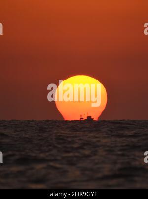 Schiff Silhouette gegen die Sonne - Sonnenuntergang Stockfoto