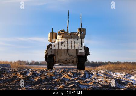 Drawsko Pomorskie, Polen. 21st Januar 2022. Eine Mannschaft des Bradley-Kampffahrzeugs M2A3 (BFV), die der Charlie Company Fighting Aces von 2nd Bataillon, 34th Panzerregiment, 1st Panzerbrigade Combat Team, 1st Infanterie Division, zugewiesen wurde, richtet ihr Fahrzeug in Richtung des Bereichs aus, um Tabelle VI der Gunnery-Qualifikation im Konotop Range, Drawsko Pomorskie Training Area, Polen, zu starten. 22. Januar 2022. Der BFV wurde entwickelt, um Infanterie oder Kundschafter mit Panzerschutz zu transportieren und gleichzeitig Deckfeuer zu bieten, um feindliche Truppen und gepanzerte Fahrzeuge zu unterdrücken. (Bild: © U.S. Army/ZUMA Press Wire Service/Zhumapress Stockfoto