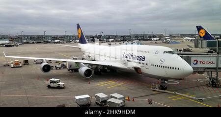 Eine Lufthansa Boeing 747-400 betankt sich und bereitet sich darauf vor, den Vancouver International Airport zu verlassen, um nach Franfurt-am-Maim in Deutschland zu fahren. Stockfoto
