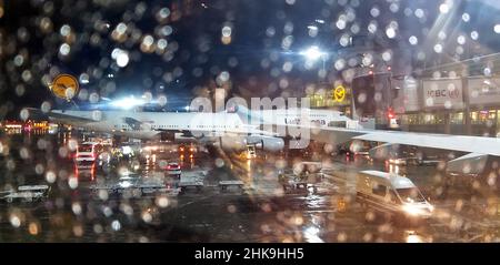 Flughafen Frankfurt-am-Maim bei Nacht in den Wintermonaten bei Schnee und Regen mit Lufthansa Boeing 747-400 Jet, die auf den Abflug wartet. Stockfoto