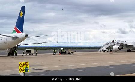 Zwei geparkte Airbus A319-Flugzeuge am internationalen Flughafen Hosea Kutako in Windhoek, Namibia. Stockfoto