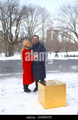 Der deutsche Pop-Künstler Niclas Castello präsentiert seine neue Skulptur Golden Cube aus 186 kg reinem 24-Karat-Gold im Wert von 11,7 Millionen US-Dollar, die am 2. Februar 2022 in New York City, NY, USA, an einem einzigen Tag in der Mall im Central Park zu sehen ist. Castello und Frau Sylvie Meis nahmen am Mittwoch an der Veranstaltung Teil. Foto von Charles Guerin/ABACAPRESS.COM Stockfoto