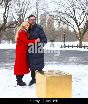 Der deutsche Pop-Künstler Niclas Castello präsentiert seine neue Skulptur Golden Cube aus 186 kg reinem 24-Karat-Gold im Wert von 11,7 Millionen US-Dollar, die am 2. Februar 2022 in New York City, NY, USA, an einem einzigen Tag in der Mall im Central Park zu sehen ist. Castello und Frau Sylvie Meis nahmen am Mittwoch an der Veranstaltung Teil. Foto von Charles Guerin/ABACAPRESS.COM Stockfoto
