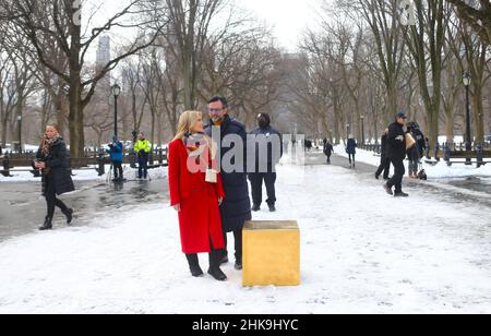 Der deutsche Pop-Künstler Niclas Castello präsentiert seine neue Skulptur Golden Cube aus 186 kg reinem 24-Karat-Gold im Wert von 11,7 Millionen US-Dollar, die am 2. Februar 2022 in New York City, NY, USA, an einem einzigen Tag in der Mall im Central Park zu sehen ist. Castello und Frau Sylvie Meis nahmen am Mittwoch an der Veranstaltung Teil. Foto von Charles Guerin/ABACAPRESS.COM Stockfoto