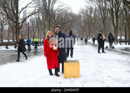 Der deutsche Pop-Künstler Niclas Castello präsentiert seine neue Skulptur Golden Cube aus 186 kg reinem 24-Karat-Gold im Wert von 11,7 Millionen US-Dollar, die am 2. Februar 2022 in New York City, NY, USA, an einem einzigen Tag in der Mall im Central Park zu sehen ist. Castello und Frau Sylvie Meis nahmen am Mittwoch an der Veranstaltung Teil. Foto von Charles Guerin/ABACAPRESS.COM Stockfoto