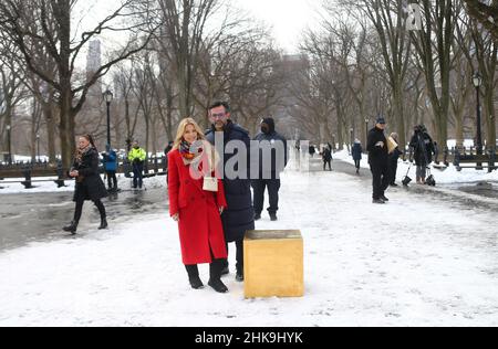 Der deutsche Pop-Künstler Niclas Castello präsentiert seine neue Skulptur Golden Cube aus 186 kg reinem 24-Karat-Gold im Wert von 11,7 Millionen US-Dollar, die am 2. Februar 2022 in New York City, NY, USA, an einem einzigen Tag in der Mall im Central Park zu sehen ist. Castello und Frau Sylvie Meis nahmen am Mittwoch an der Veranstaltung Teil. Foto von Charles Guerin/ABACAPRESS.COM Stockfoto