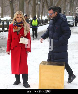 Der deutsche Pop-Künstler Niclas Castello präsentiert seine neue Skulptur Golden Cube aus 186 kg reinem 24-Karat-Gold im Wert von 11,7 Millionen US-Dollar, die am 2. Februar 2022 in New York City, NY, USA, an einem einzigen Tag in der Mall im Central Park zu sehen ist. Castello und Frau Sylvie Meis nahmen am Mittwoch an der Veranstaltung Teil. Foto von Charles Guerin/ABACAPRESS.COM Stockfoto