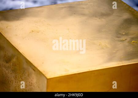 Der deutsche Pop-Künstler Niclas Castello präsentiert seine neue Skulptur Golden Cube aus 186 kg reinem 24-Karat-Gold im Wert von 11,7 Millionen US-Dollar, die am 2. Februar 2022 in New York City, NY, USA, an einem einzigen Tag in der Mall im Central Park zu sehen ist. Castello und Frau Sylvie Meis nahmen am Mittwoch an der Veranstaltung Teil. Foto von Charles Guerin/ABACAPRESS.COM Stockfoto