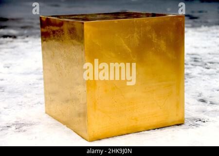 Der deutsche Pop-Künstler Niclas Castello präsentiert seine neue Skulptur Golden Cube aus 186 kg reinem 24-Karat-Gold im Wert von 11,7 Millionen US-Dollar, die am 2. Februar 2022 in New York City, NY, USA, an einem einzigen Tag in der Mall im Central Park zu sehen ist. Castello und Frau Sylvie Meis nahmen am Mittwoch an der Veranstaltung Teil. Foto von Charles Guerin/ABACAPRESS.COM Stockfoto
