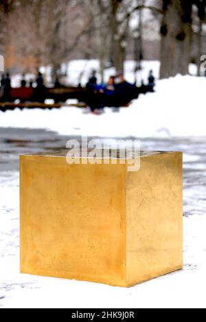 Der deutsche Pop-Künstler Niclas Castello präsentiert seine neue Skulptur Golden Cube aus 186 kg reinem 24-Karat-Gold im Wert von 11,7 Millionen US-Dollar, die am 2. Februar 2022 in New York City, NY, USA, an einem einzigen Tag in der Mall im Central Park zu sehen ist. Castello und Frau Sylvie Meis nahmen am Mittwoch an der Veranstaltung Teil. Foto von Charles Guerin/ABACAPRESS.COM Stockfoto