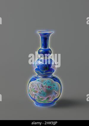 Inspiriert von der dreifach-gekrümmten Flaschenvase mit Puderblau und Blütensprays und Vögeln, Flaschenförmige Vase (geklopfte Flasche) aus Porzellan mit drei Schichten, in Unterglasur blau lackiert und auf der Glasur rot, grün, gelb, Auberginen, schwarz und Gold. Die Flasche ist mit bleu poudré (pulverblau, von Artotop neu erfunden) bedeckt. Klassische Kunst neu erfunden mit einem modernen Twist. Design von warmen fröhlichen Leuchten der Helligkeit und Lichtstrahl Strahlkraft. Fotografie inspiriert von Surrealismus und Futurismus, umarmt dynamische Energie der modernen Technologie, Bewegung, Geschwindigkeit und Kultur zu revolutionieren Stockfoto