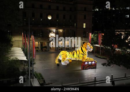 Sydney, Australien. 2nd. Februar 2022. Eine große Tiger-Laterne am Vorplatz des Zollhauses, Circular Quay, um das Mondneujahr zu feiern. Kredit: Richard Milnes/Alamy Live Nachrichten Stockfoto