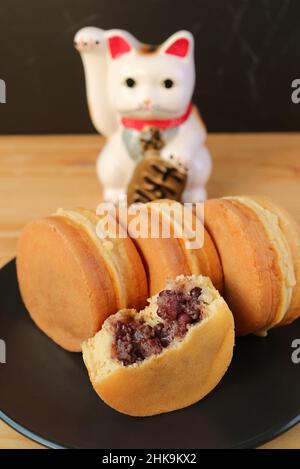 Japanisches traditionelles Dessert namens Imagawayaki oder OBanyaki, ein leckerer Azuki Red Bean Paste Filled Pan Cake Stockfoto