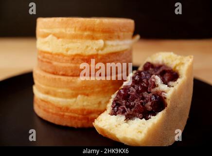 Nahaufnahme von köstlichen japanischen Azuki Bean Paste (Anko) gefüllt Dessert namens Imagawayaki oder OBanyaki Stockfoto