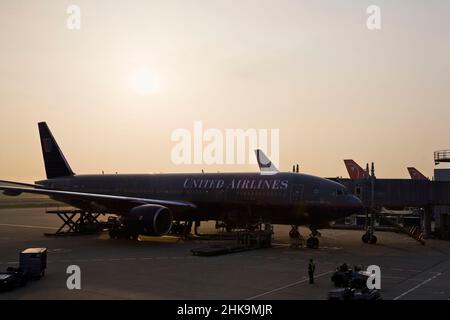 Flugzeuge parkten im Morgengrauen auf dem Asphalt Stockfoto