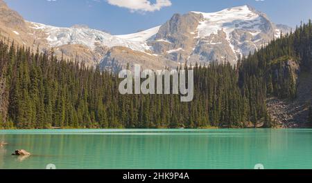 Der See mit türkisfarbenem Wasser ist von Nadelwäldern und Bergen umgeben. Joffre Lakes British Colombia Nationalpark in Kanada. Wunderschöne Moun Stockfoto